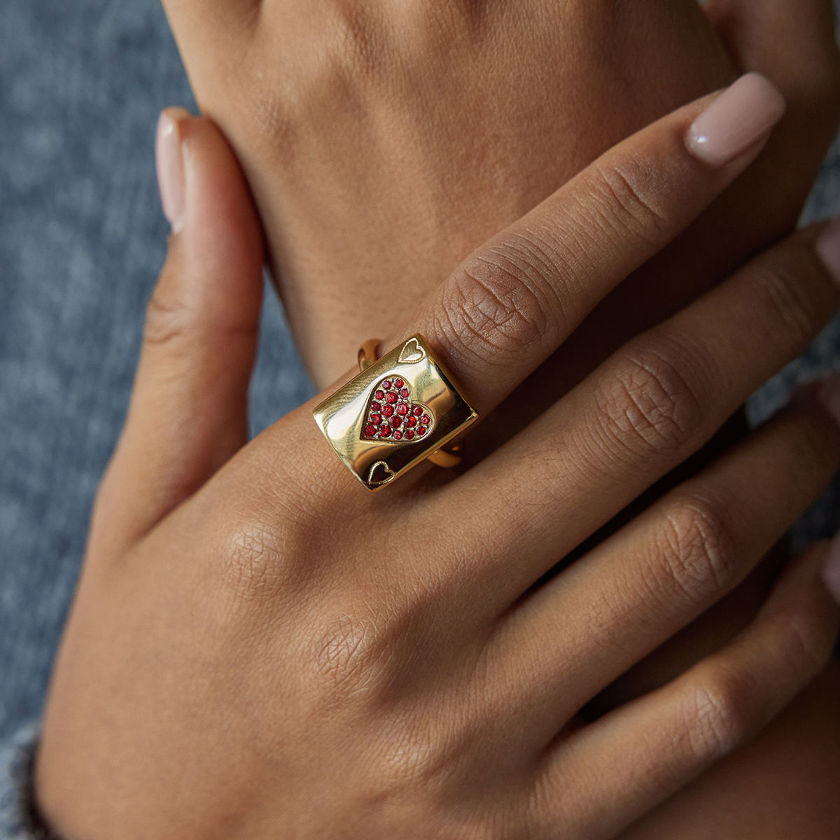 Amour Crest